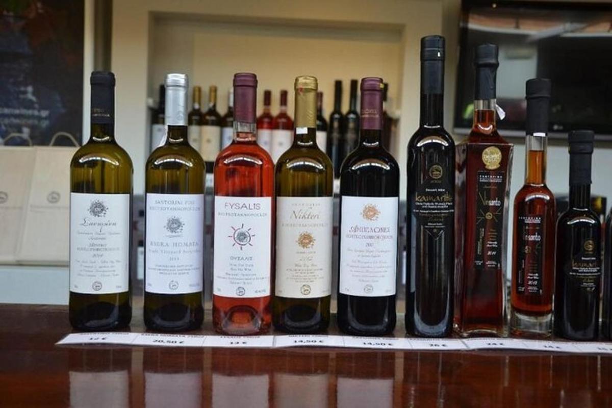 μια ομάδα από μπουκάλια κρασιού που κάθονται σε έναν πάγκο