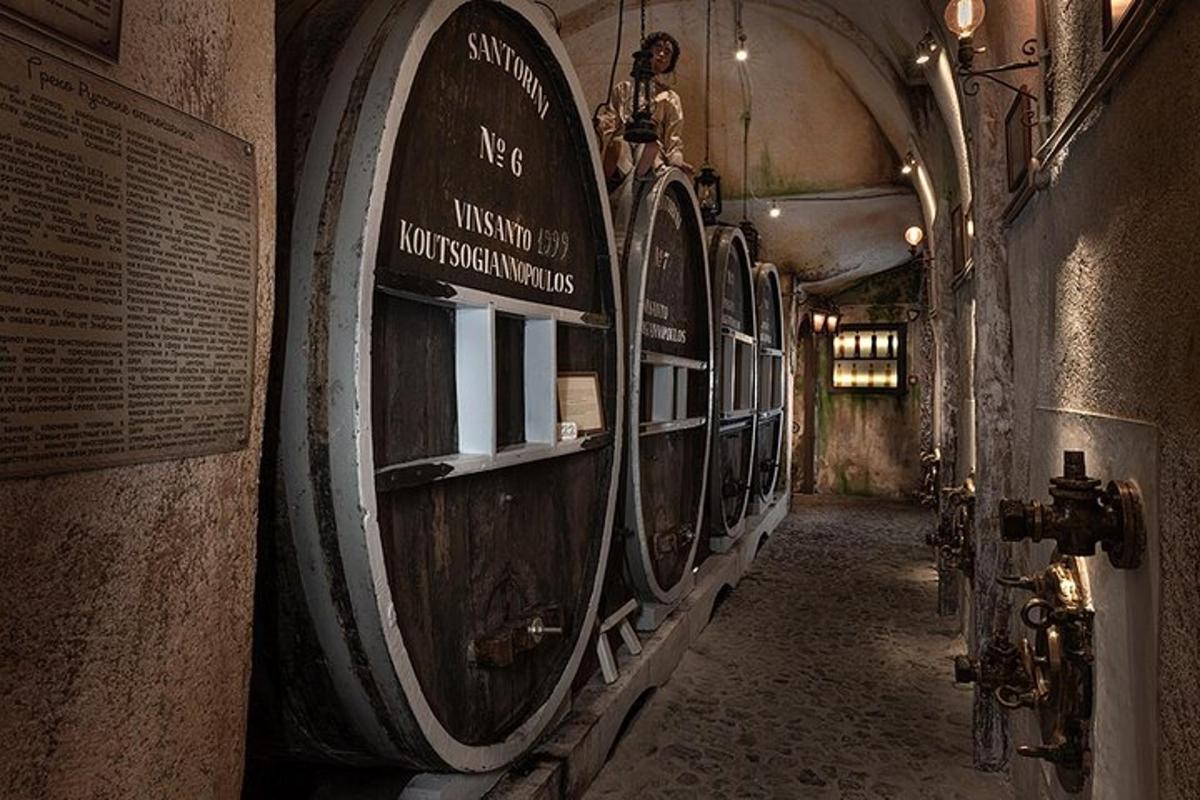 o cameră cu o grămadă de butoaie de vin într-o clădire