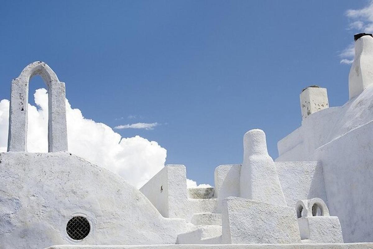 un edifici blanc amb un cel blau al fons