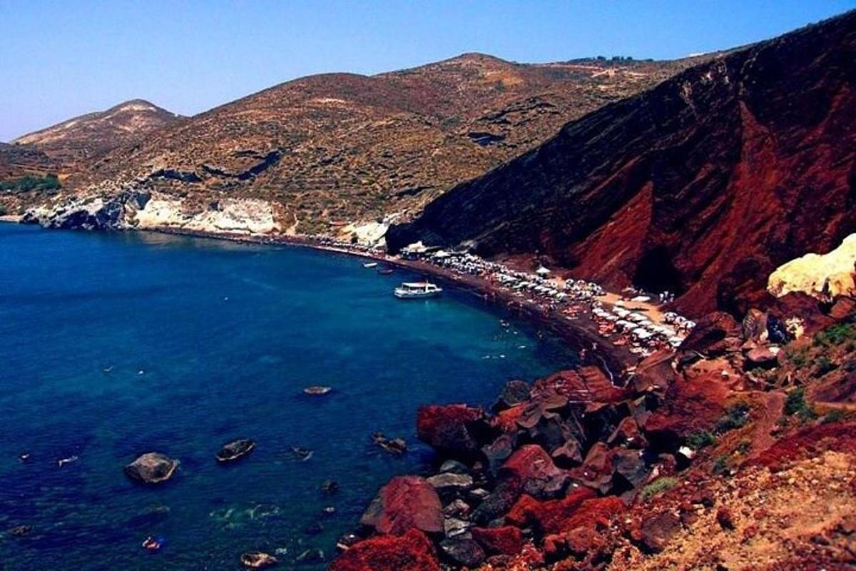 مجموعة من القوارب في الماء على الجبل