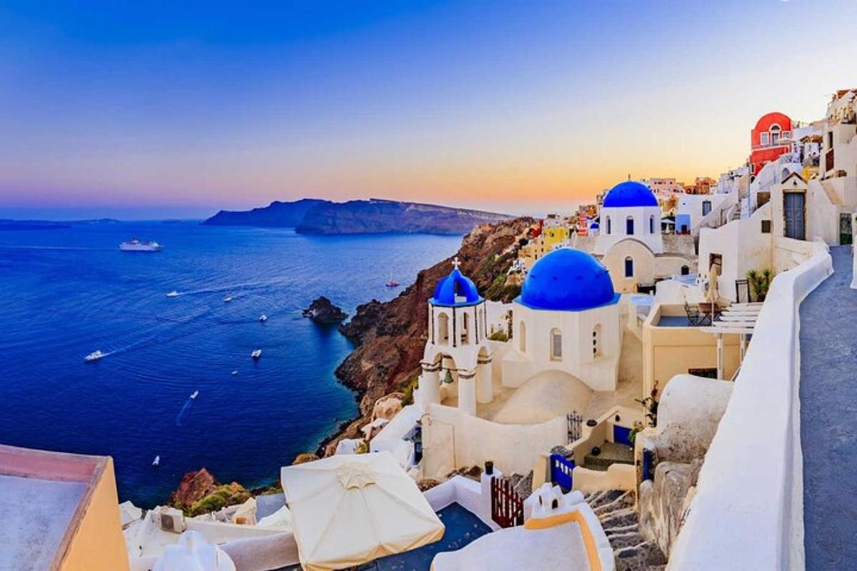 una vista della costiera amalfitana con edifici bianchi e l'oceano