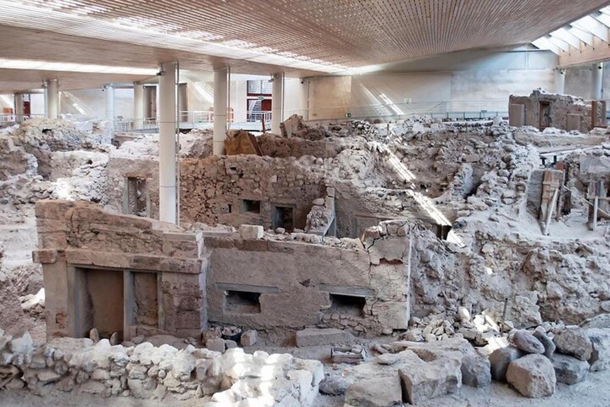 una grande stanza con rovine in un edificio