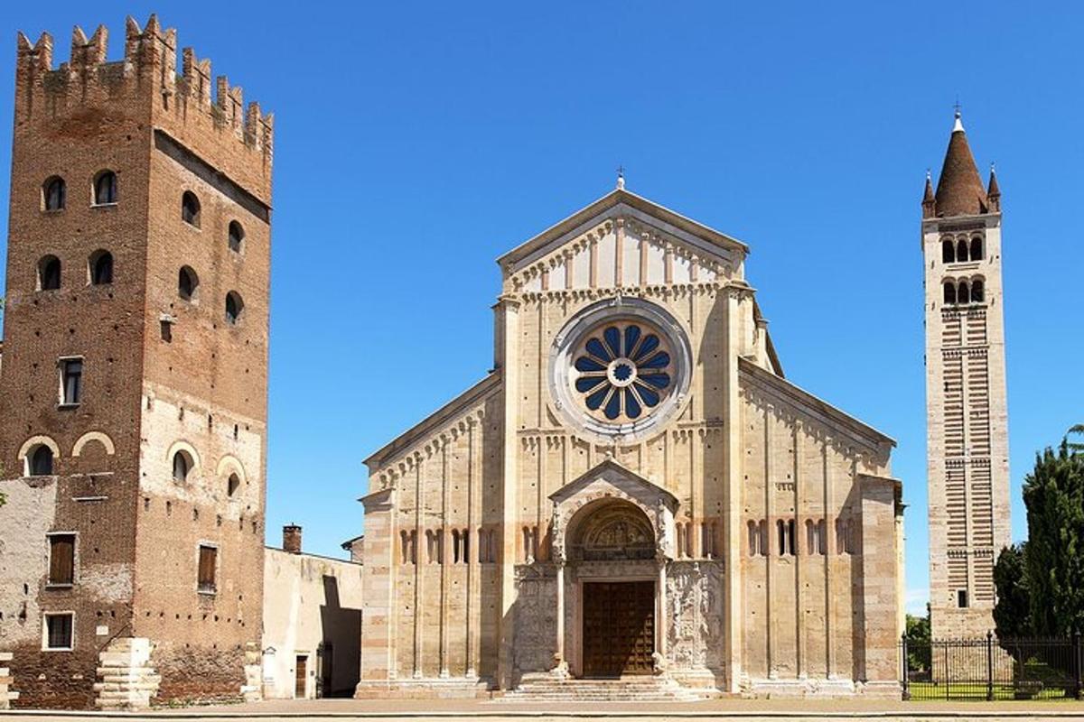 bir binanın yanında saat kulesi olan eski bir kilise