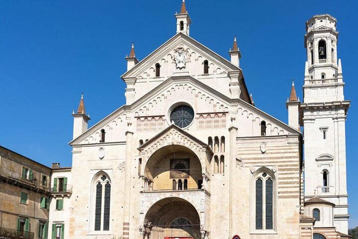 tepesinde iki kulesi olan büyük bir kilise