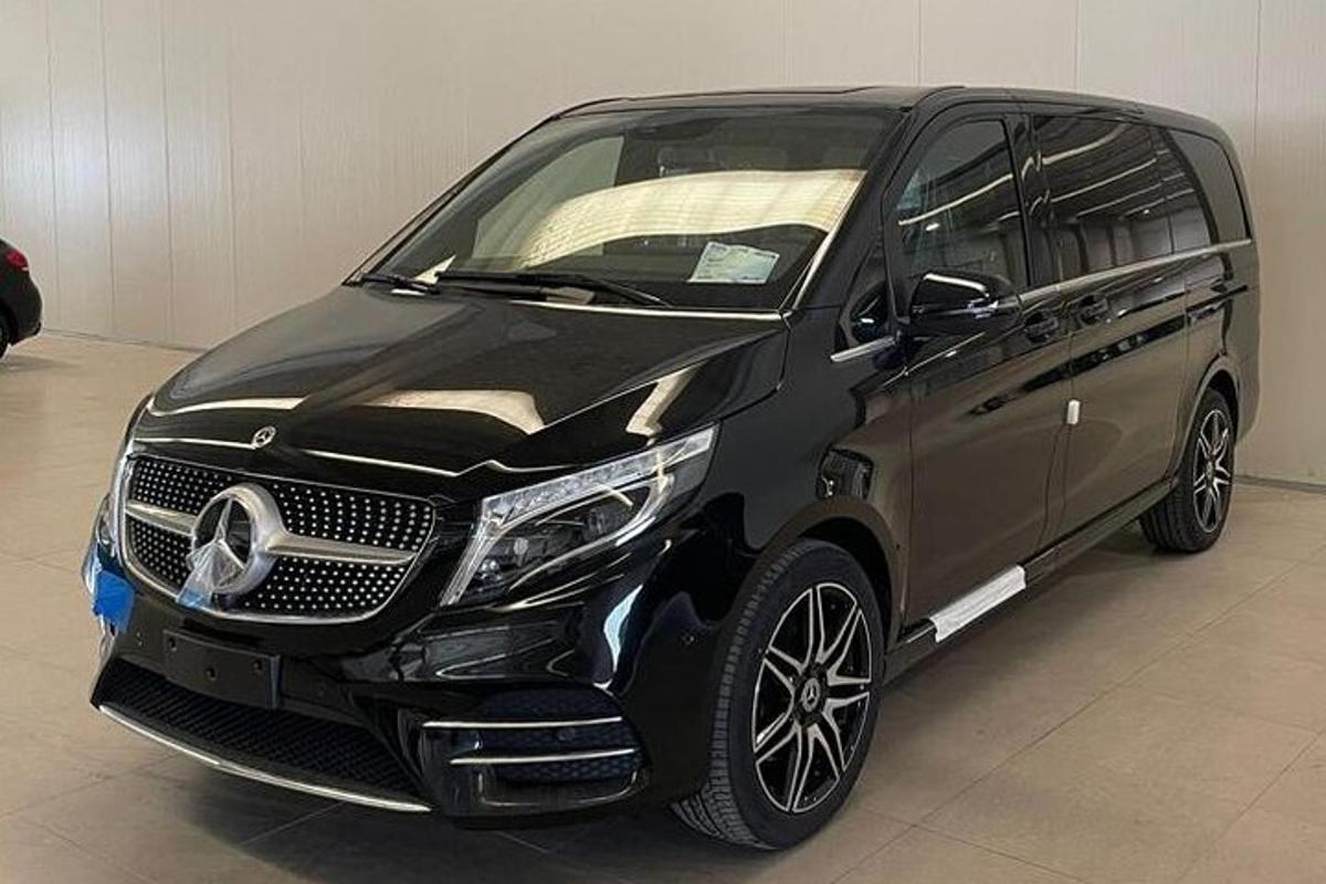 ένα μαύρο SUV παρκαρισμένο σε ένα γκαράζ
