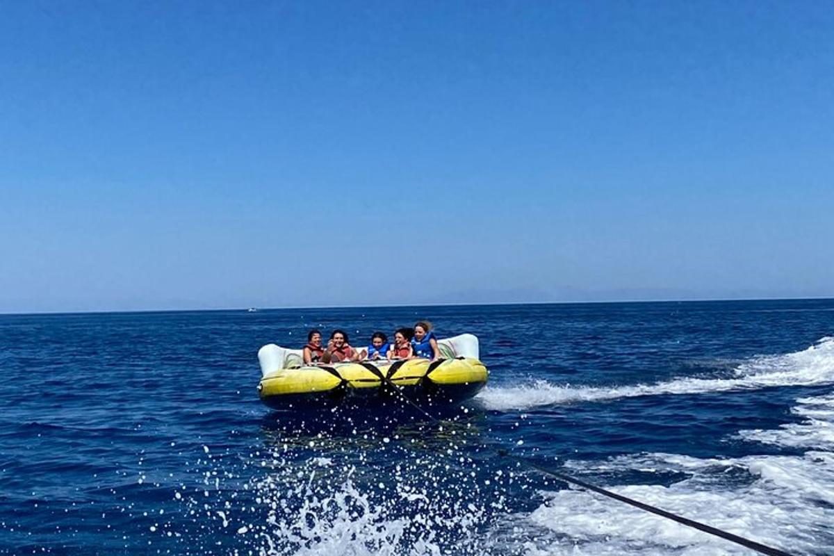 skupina ljudi, ki se vozijo na rumenem splavu v vodi