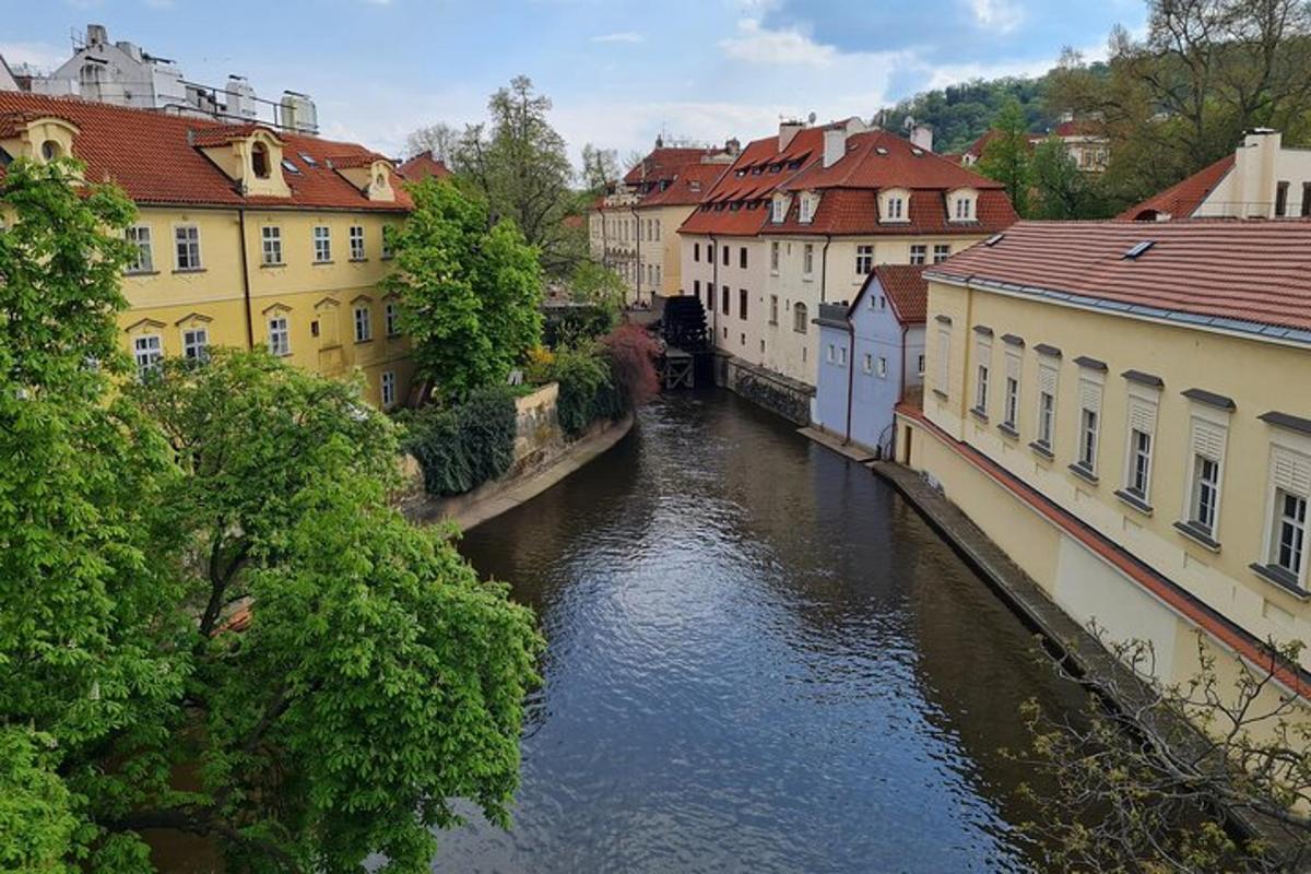 jõgi linnas, kus on hooneid ja maju