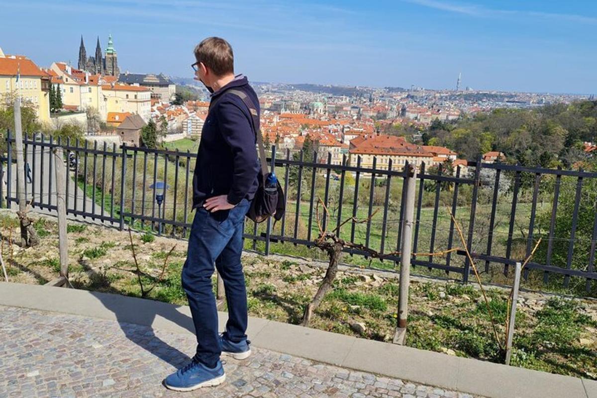 muž stojící na římse a dívající se na město