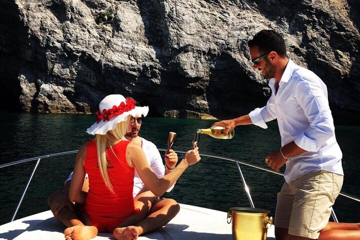 Ένας άντρας δίνει σε μια γυναίκα ένα μπουκάλι κρασί σε μια βάρκα