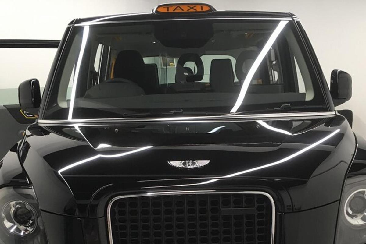 un primo piano della parte anteriore di un'auto nera