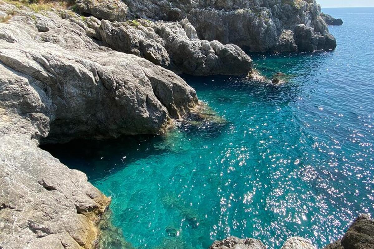 ένα μεγάλο σώμα νερού δίπλα σε μερικά βράχια