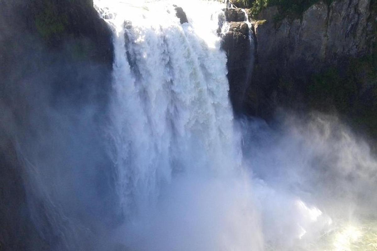 uma cachoeira no meio de uma cachoeira