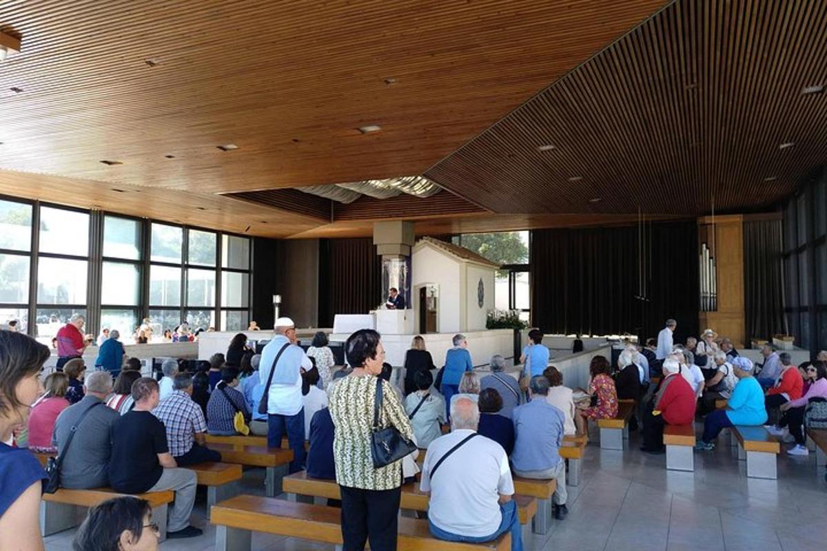 ένα πλήθος ανθρώπων που κάθονται σε μια αίθουσα διαλέξεων