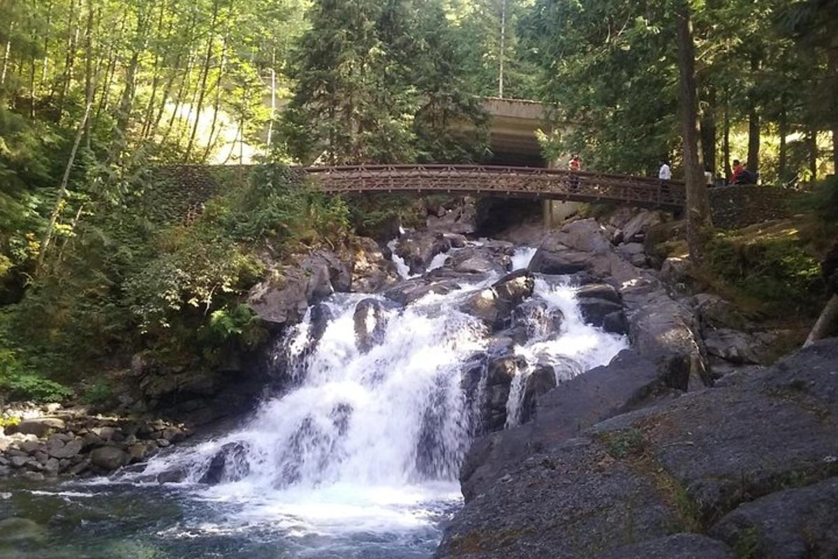 un pont sobre un riu amb una cascada