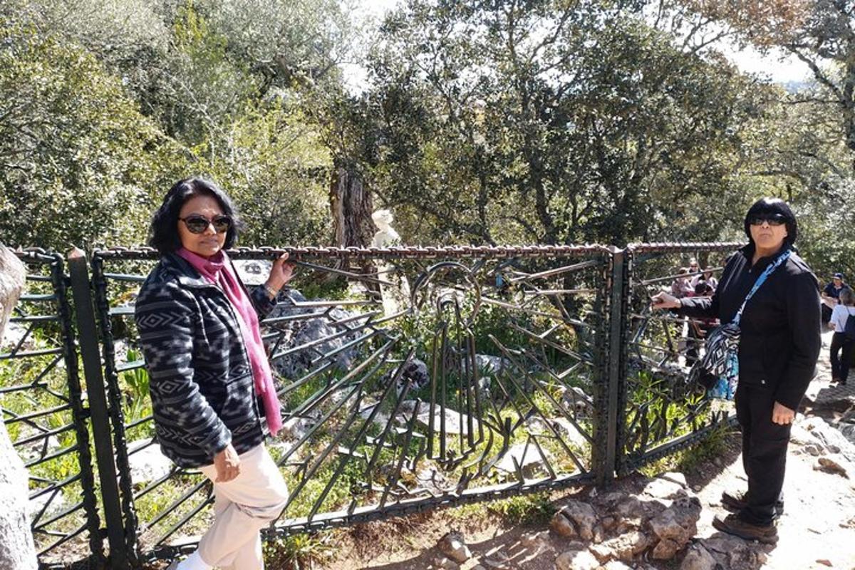Δύο άνθρωποι στέκονται δίπλα σε έναν φράχτη σε έναν ζωολογικό κήπο