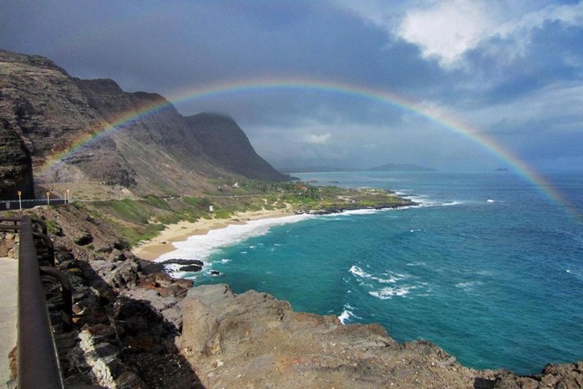 ein Regenbogen über dem Meer und ein Strand mit einem Regenbogen