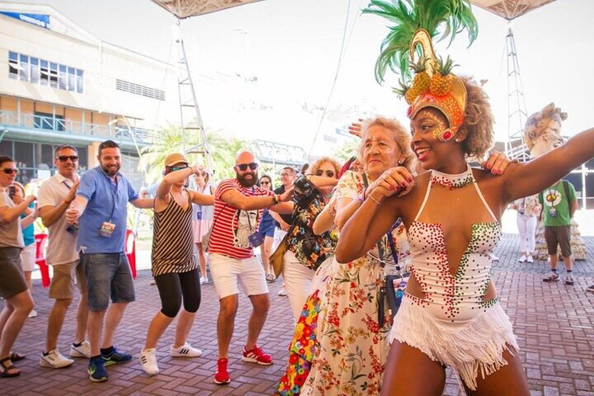 grupp inimesi, kes tantsivad festivalil