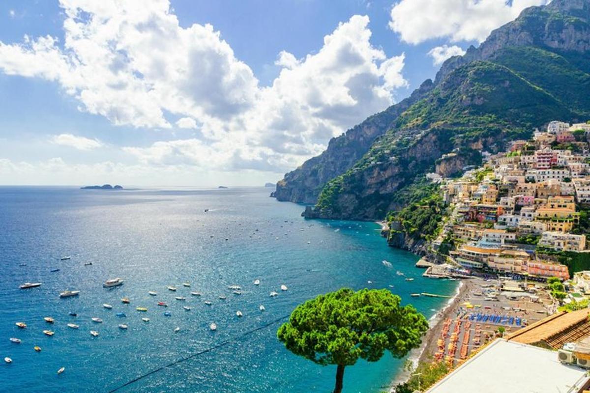 Vaade Amalfi rannikule, kus vees on paate
