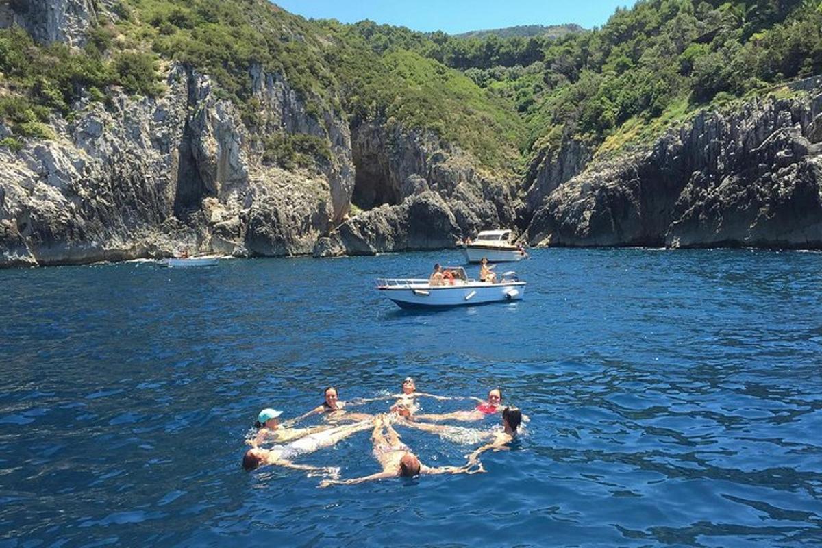 μια ομάδα ανθρώπων στο νερό με μια βάρκα
