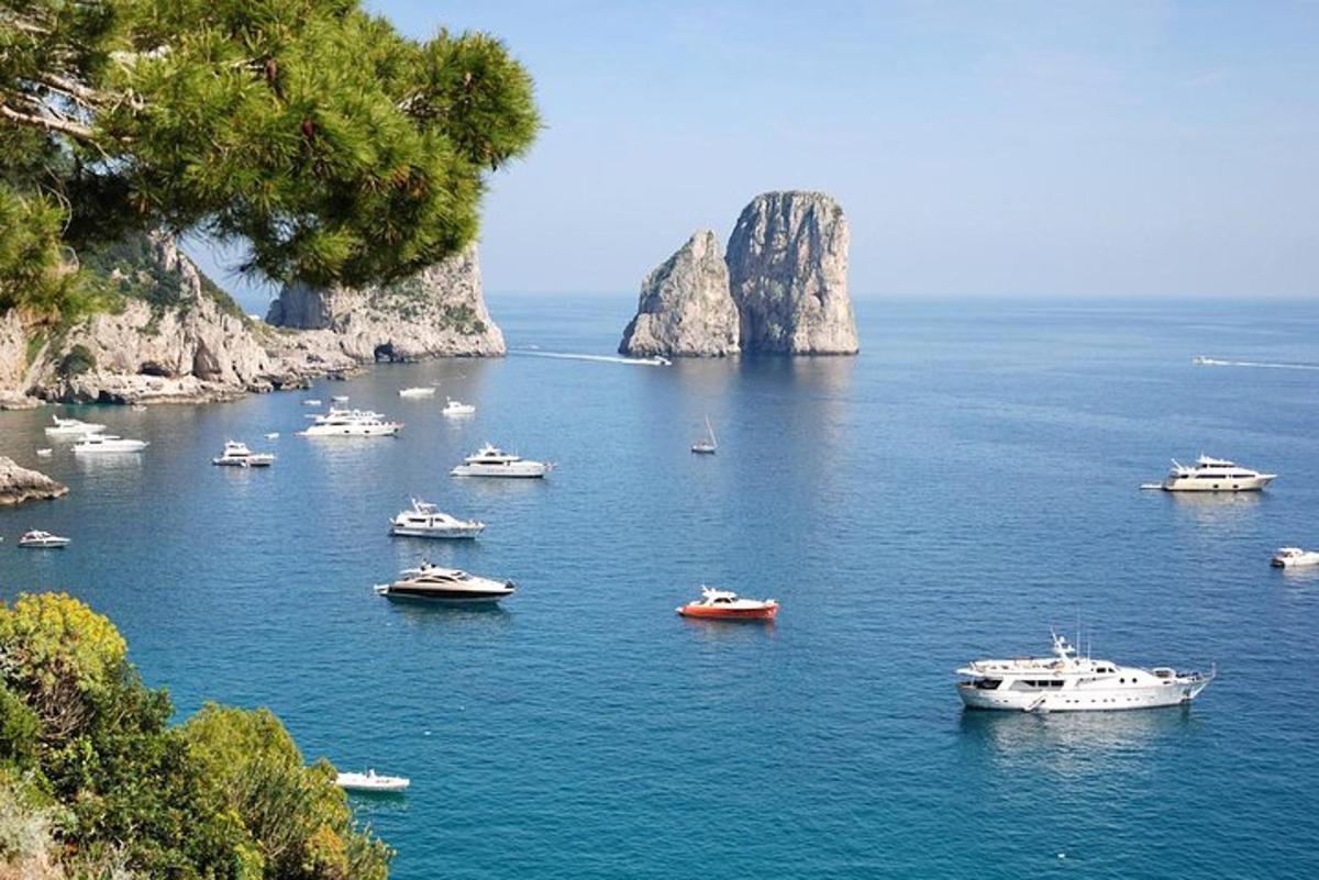 μια ομάδα σκαφών σε ένα μεγάλο υδάτινο σώμα