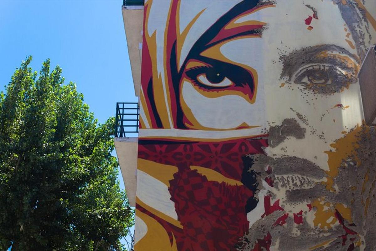 μια τοιχογραφία στο πλάι ενός κτιρίου