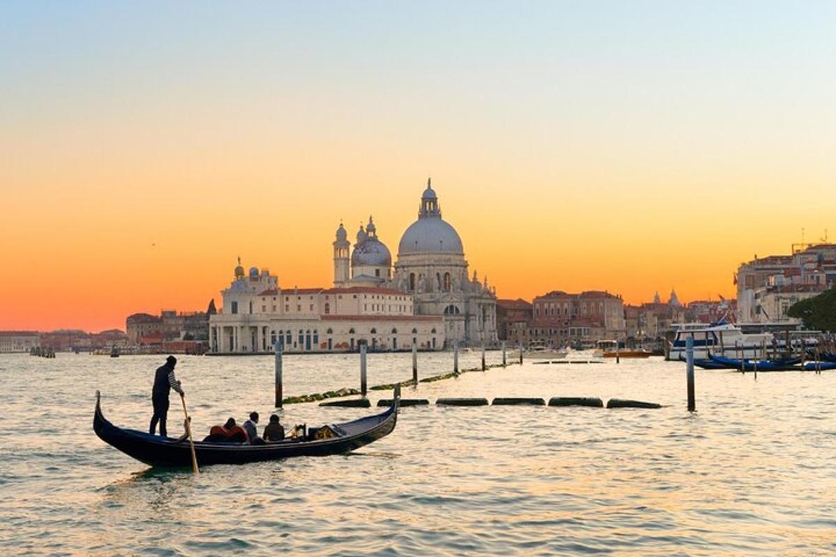 một nhóm người trên thuyền gondola dưới nước với