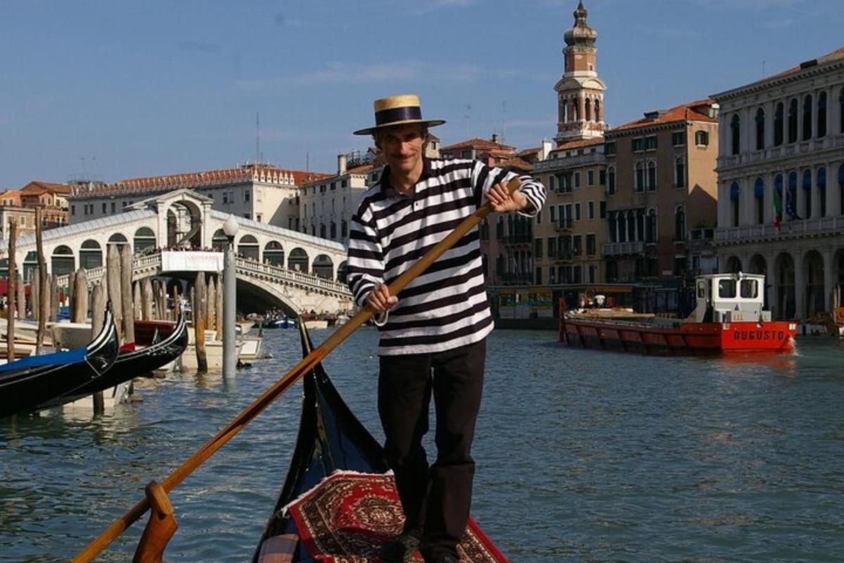 một người đàn ông đang chèo thuyền gondola trên kênh đào