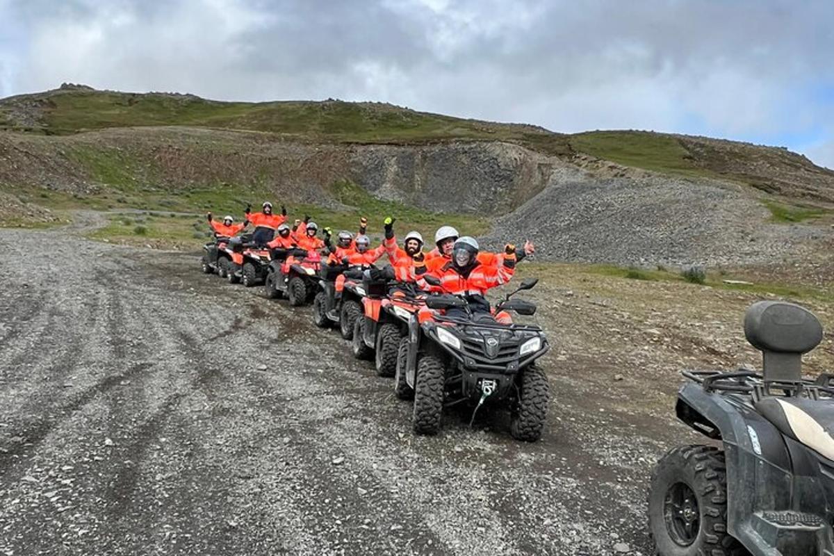 un gruppo di persone su quad su una strada sterrata