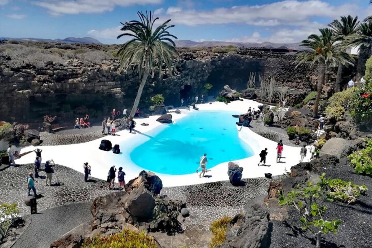 Un grupo de personas de pie alrededor de una piscina en un cañón.