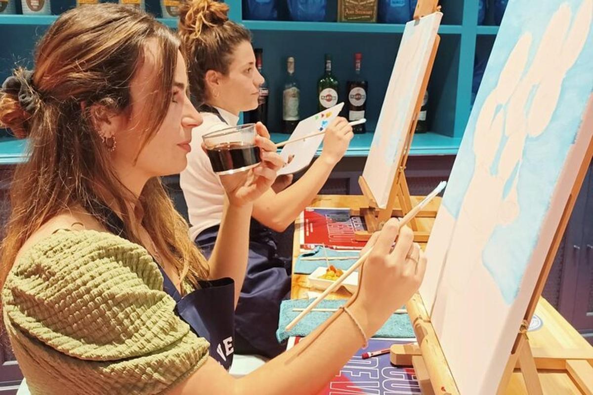 žena držící sklenici vína při malování