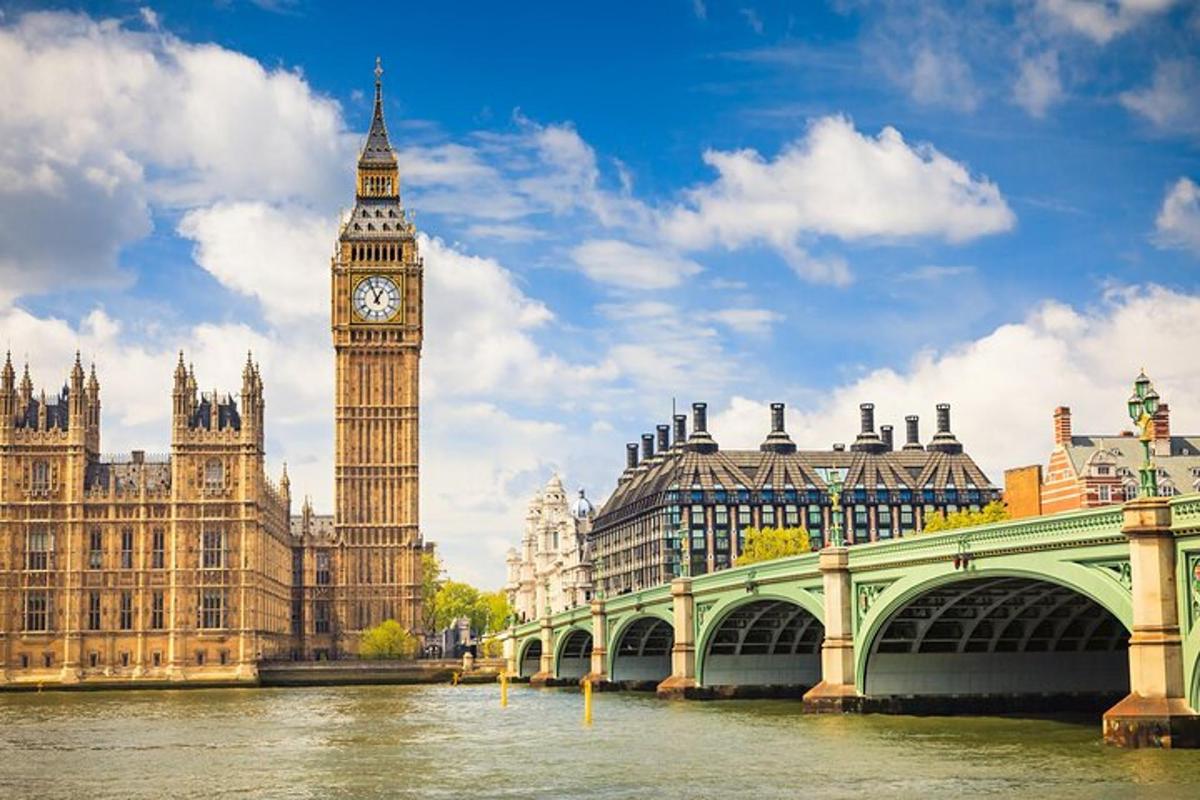 un pont avec une tour d'horloge et Big Ben