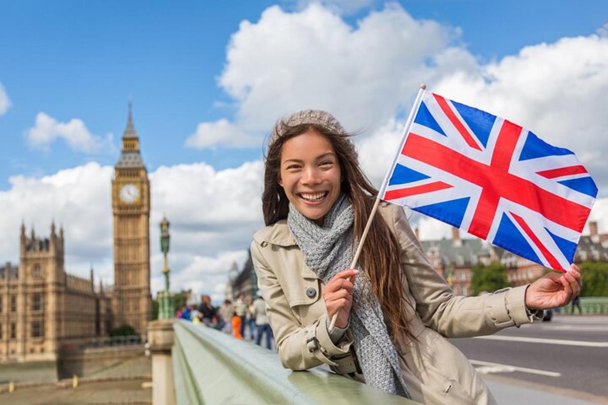 une femme tenant un drapeau britannique devant Big Ben
