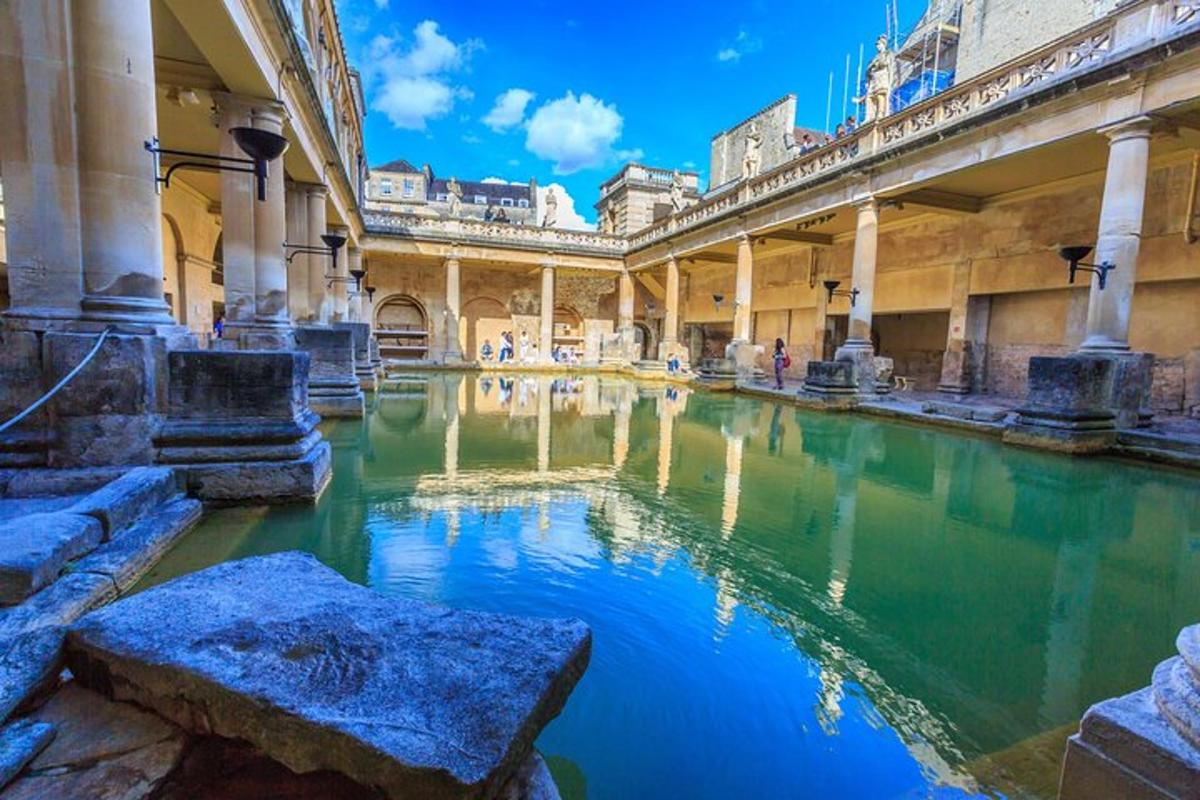 un edificio con un estanque de agua en un patio