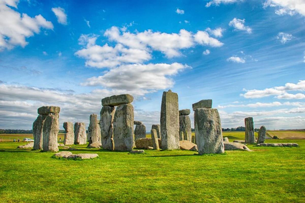 skupina kamenů Stonehenge na poli
