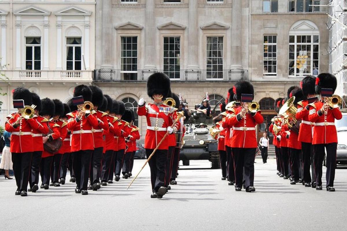 una banda musicale in uniforme rossa che cammina lungo una strada