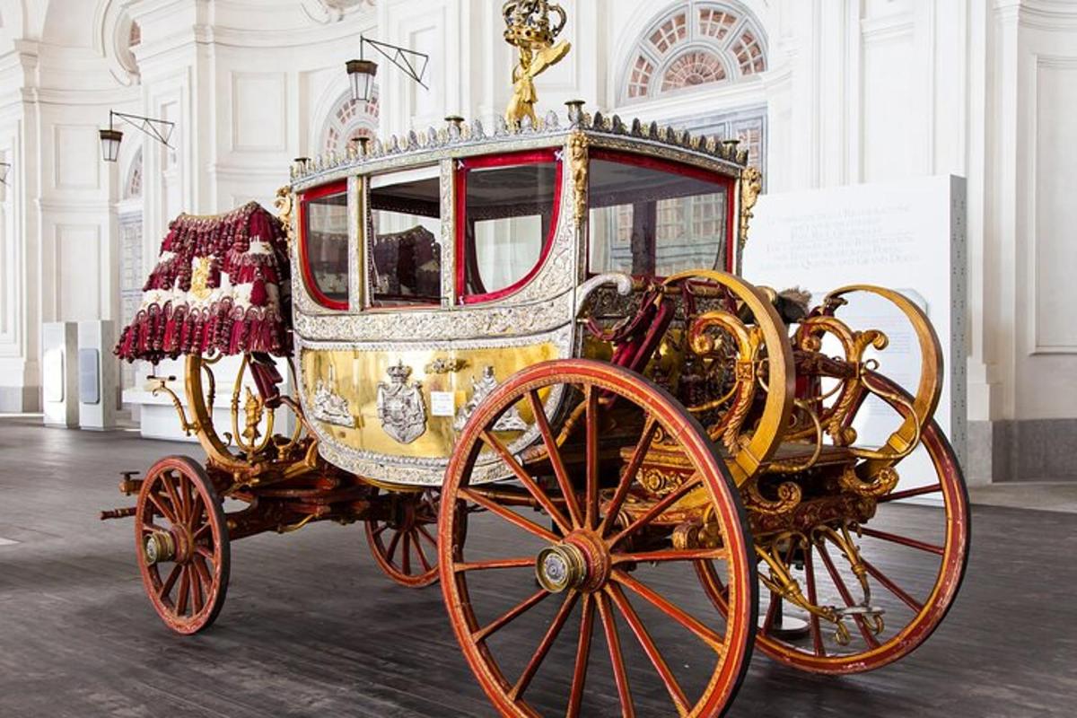gerabak emas dan merah dipamerkan di muzium