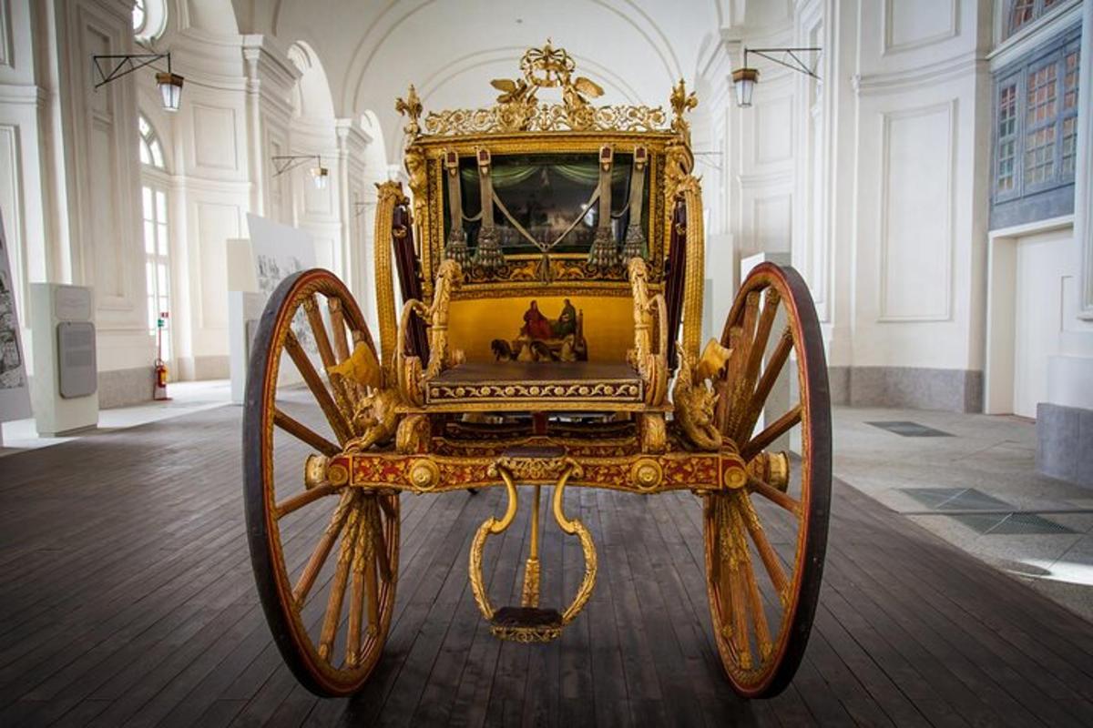 uma carruagem de ouro em exposição em um museu