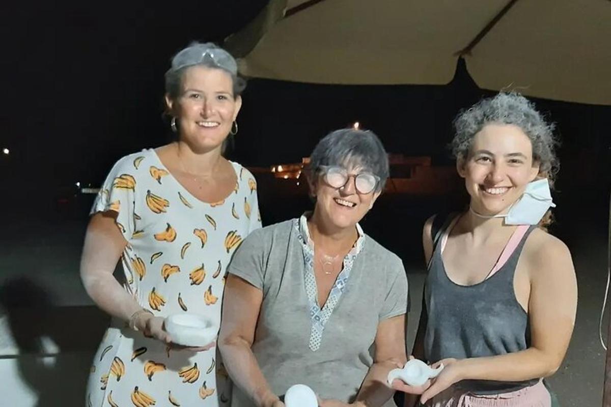grupa trzech kobiet pozujących do zdjęcia