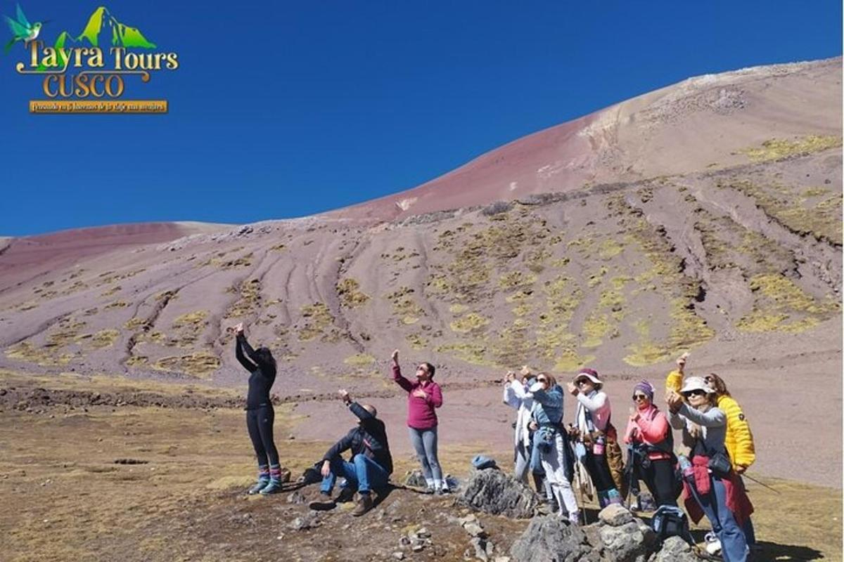 un gruppo di persone in piedi su una montagna