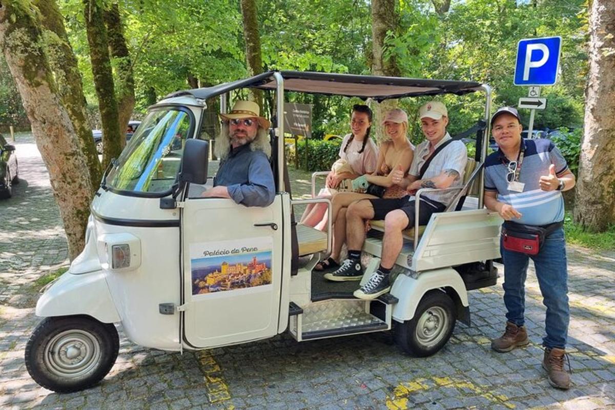 skupina ljudi, ki se vozijo v golfskem vozičku
