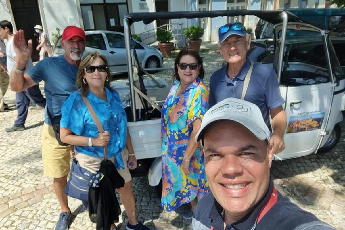 een groep mensen die voor een auto staan