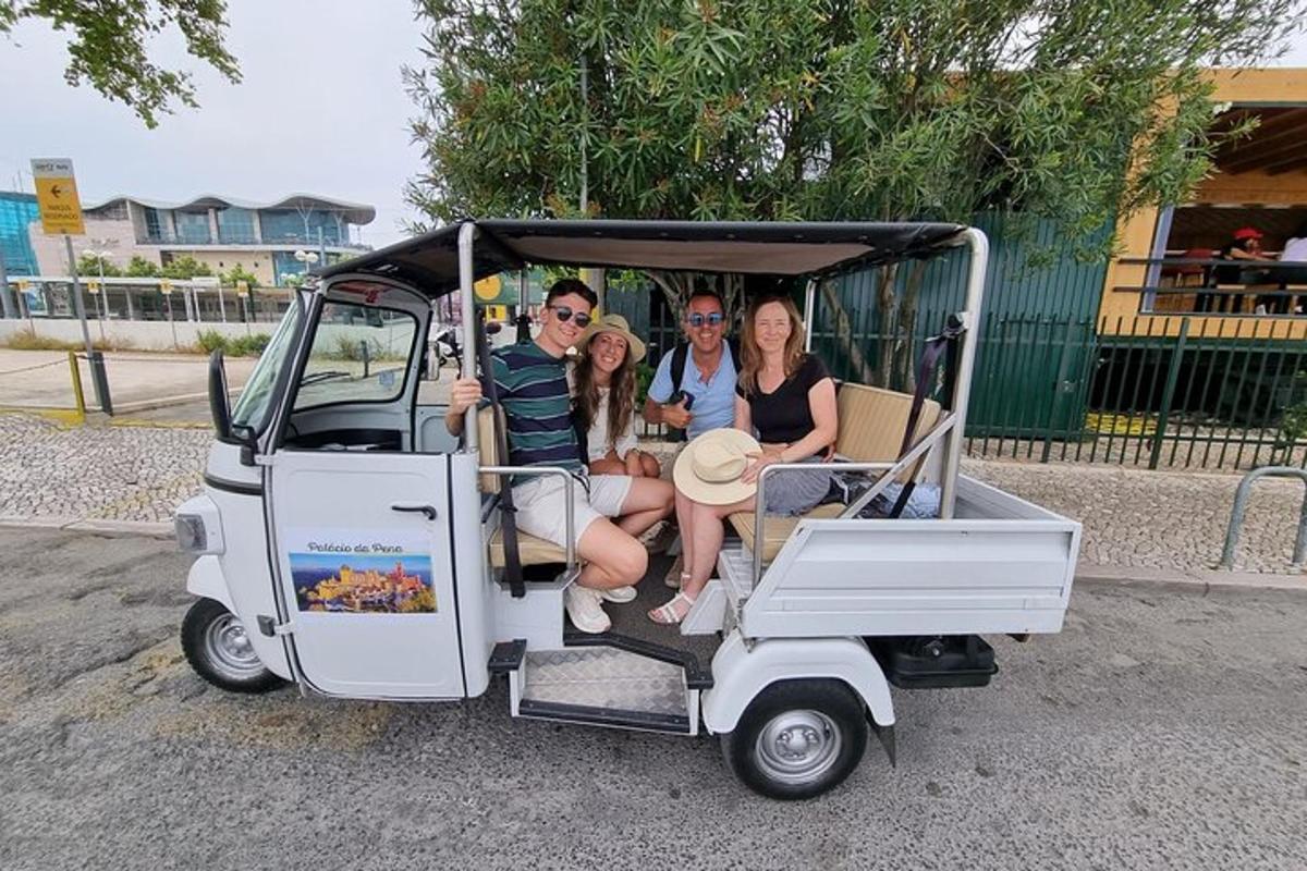 skupina ljudi, ki sedijo v golfskem vozičku