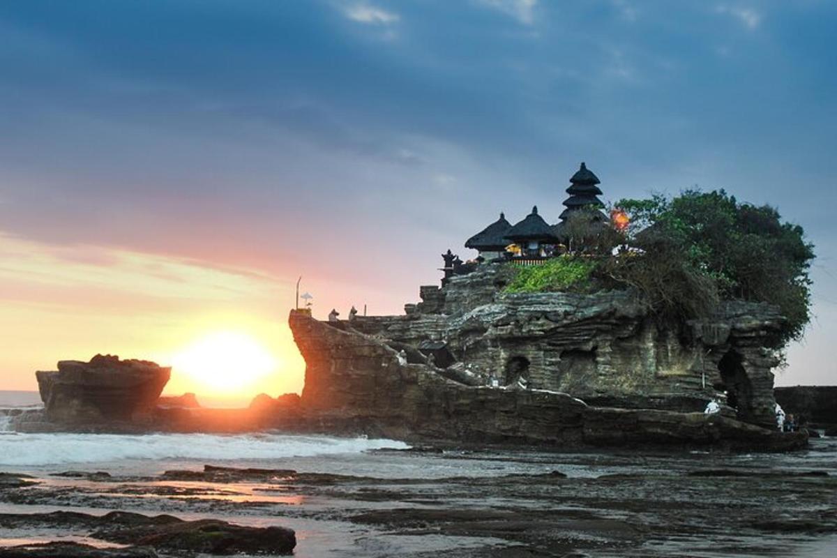 un edificio su un'isola nell'oceano al tramonto