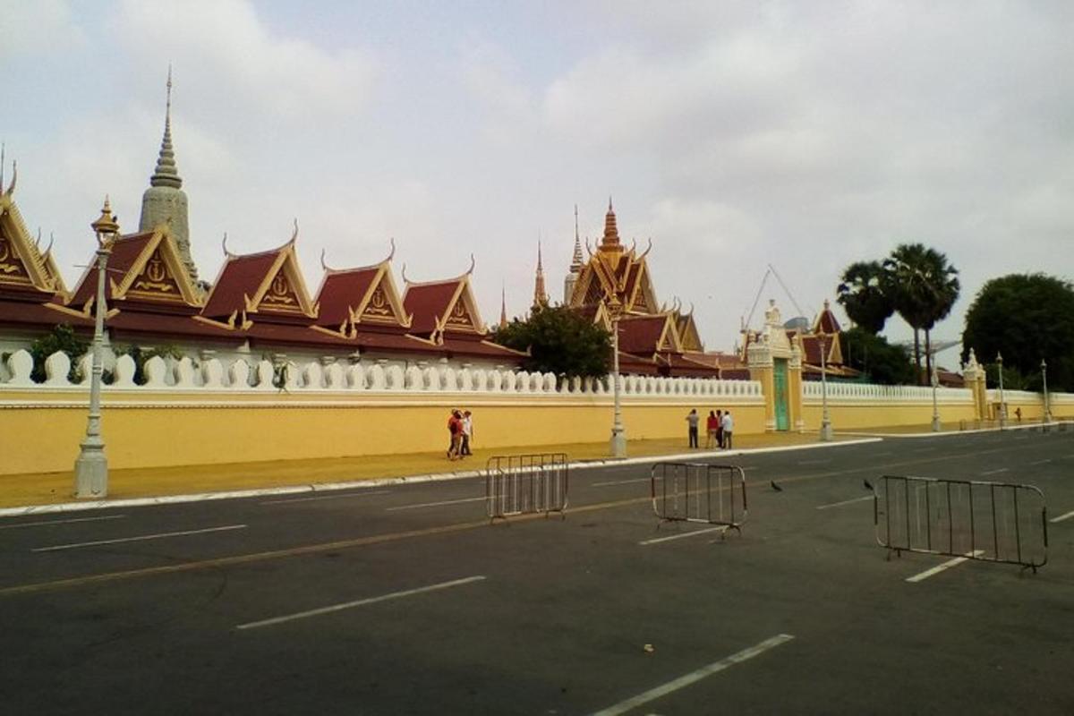 jalan kosong di hadapan bangunan dengan bangunan