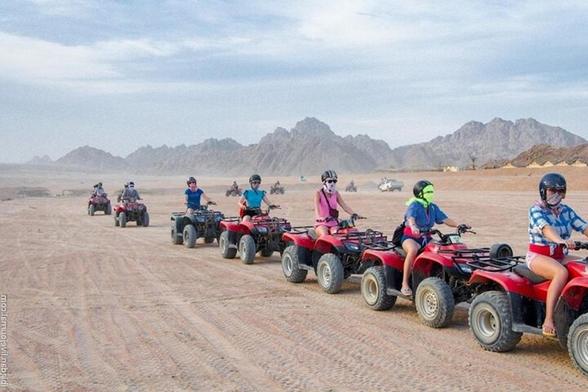 un gruppo di persone in sella a quad nel deserto