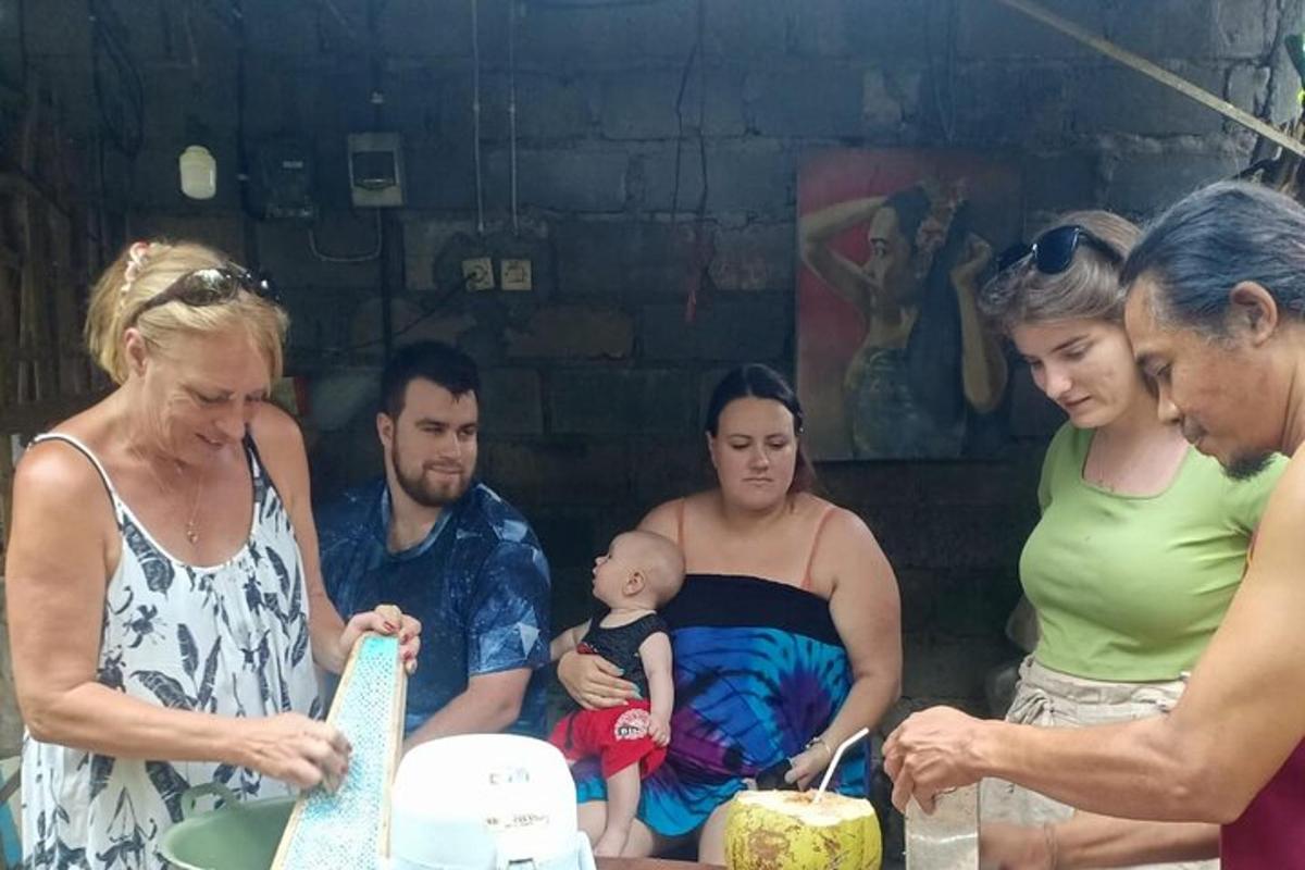 skupina lidí stojících kolem stolu s dortem