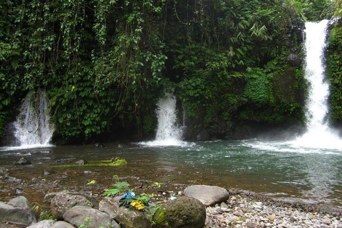 air terjun di tengah-tengah sungai