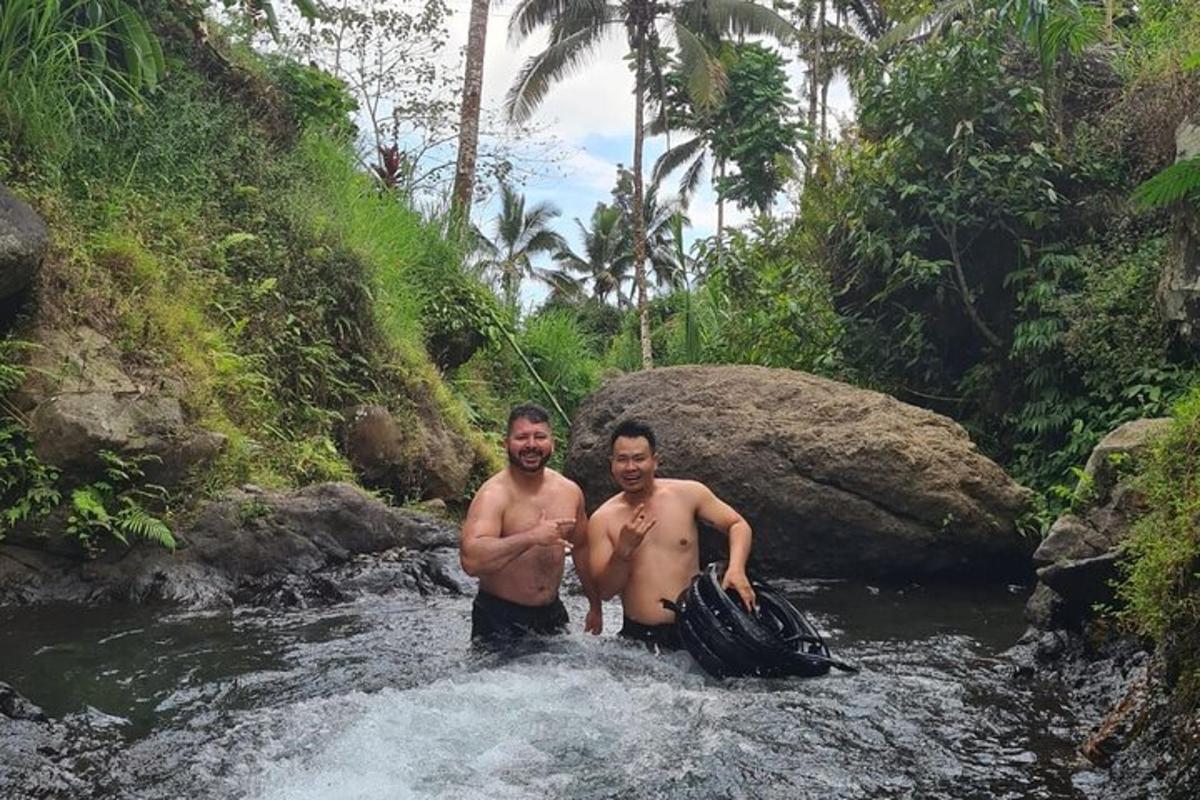 dua lelaki berdiri di dalam air di sungai