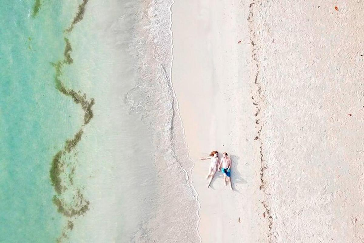 due persone in piedi su una spiaggia vicino all'oceano