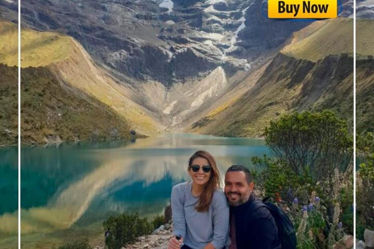 um homem e uma mulher em pé em frente a um lago